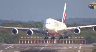 La un pas de TRAGEDIE! Imaginile surprinse în momentul aterizării unui avion Airbus 380 în timpul unei FURTUNI PUTERNICE fac înconjurul lumii (VIDEO)