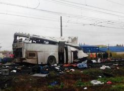 CARNAGIU PE CALEA FERATĂ! Cel puţin 17 oameni au murit după ce un autocar a fost SPULBERAT de un TREN