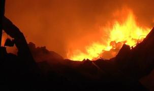 Arde focul şi la Galaţi! Incendiu la rampa de gunoi din Tecuci