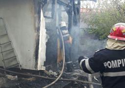 Moarte şocantă în Prahova. Femeie decedată, după ce acoperişul casei a luat foc. Victima avea capul carbonizat