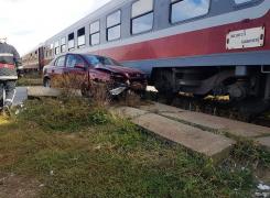 O maşină condusă de o femeie a fost lovită de un tren în Dâmboviţa! Traficul feroviar este blocat - GALERIE FOTO