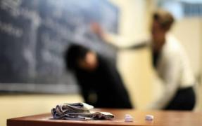 O profesoară s-a ales cu dosar penal după ce a bătut un copil care a sărit pe geam chiar de Ziua Educaţiei