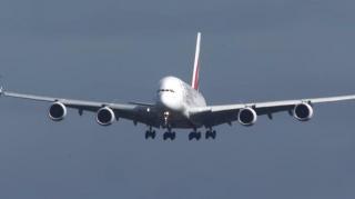Imagini TERIFIANTE pe aeroportul din Düsseldorf. Un avion AIRBUS A380, cu 500 de persoane la bord, face o aterizare de infarct (VIDEO)