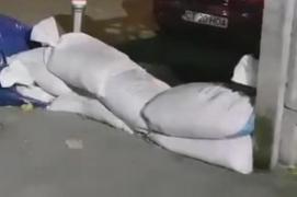 Pregătiri ca de uragan la Constanța: diguri din saci de nisip, ridicate în intersecții, înaintea furtunii