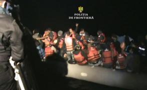 Scene dramatice în Marea Egee. Ambarcaţiune cu zeci de imigranţi, salvaţi de la înec de poliţiştii români