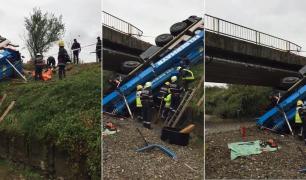 Accident grav pe DN72, în Dâmboviţa. Șoferul unui camion-macara de 40 de tone s-a prăbuşit cu mastodontul în albia unui râu