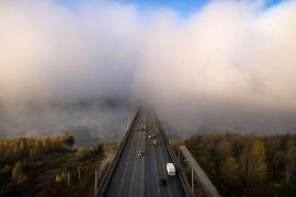 NOI ALERTE METEO! Cod galben de ceaţă pentru trei judeţe. Vizibilitate redusă pe mai multe drumuri din ţară