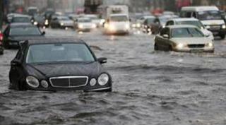 Inundație la intrarea în București. Circulaţie îngreunată pe DN 1, pe sensul către Capitală din cauza apei de pe şosea