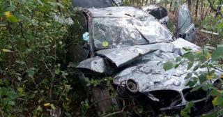 Şoferul de doar 18 ani al unui BMW a pierdut controlul volanului în Pădurea Sarului. Două tinere de 20 şi 22 de ani sunt rănite (VIDEO)