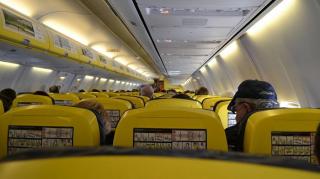 SCANDAL după scandal la Ryanair! Angajaţii companiei au fost FILMAŢI în momente NEPOTRIVITE, cu puţin timp înainte de decolare!