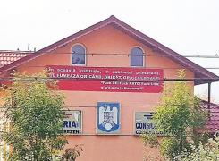 Mesajul INCREDIBIL postat pe sediul unei primării din Giurgiu: 'În cabinetul primarului se fumează ORICÂND, ORICÂT şi ORICE'
