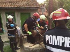 Un bărbat se zbate între viaţă şi moarte după ce a coborât în fântână pentru a scoate un baton de salam
