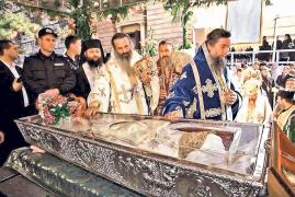 O femeie din Bucureşti cumpără în fiecare an un camion de flori din Olanda pentru moaştele Sfintei Parascheva