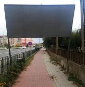 Pericol de moarte pe o stradă din Alba Iulia! Un panou publicitar care stă să cadă i-a înfuriat pe locuitori: "N-au învățat nimic sau nu le pasă?"
