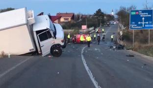 TRAGEDIE în Suceava, în această dimineaţă! Cinci oameni AU ARS DE VII într-un carambol înfiorător. Una dintre maşini a luat foc! (IMAGINI ŞOCANTE)