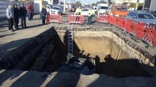 Accident şocant la Constanţa. Un muncitor care lucra într-o groapă adâncă de 5 metri a fost strivit de un Matiz. GALERIE FOTO