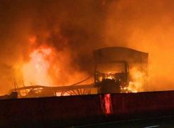 CARNAGIU PE AUTOSTRADĂ! Mai mulţi oameni au murit ARŞI DE VII după ce 14 maşini au luat foc în urma unui accident - FOTO/VIDEO