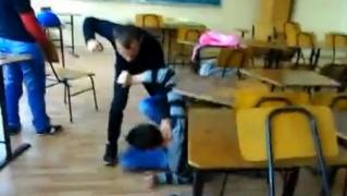 Scandal cu PUMNI şi PICIOARE la LICEU! Un elev de 16 ani a ajuns la spital după un comentariu OBSCEN pe Facebook