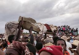 Un RITUAL macabru, în care oamenii își dezgroapă morţii şi dansează cu ei, stă la baza unei epidemii de CIUMĂ fără precedent în ultimii ani. Boala se transmite prin strănut sau tuse