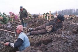 Doi gropari din Giurgiu și-au văzut moartea cu ochii, în timp ce săpau o groapă în cimitir. Au lovit cu lopețile de câteva ori, neștiind ce e