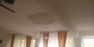 TAVAN PRĂBUŞIT la o şcoală din Alexandria, în timpul cursurilor! Trei copii au fost RĂNIŢI şi transportaţi la Spitalul de Urgenţă