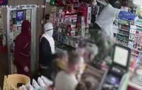 VIDEO INEDIT! Trei hoți au intrat ÎNARMAȚI într-un magazin ca să-l jefuiască, însă în final AU FUGIT mâncând pământul