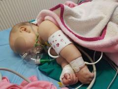 Caz șocant în Timișoara! Un bebeluş este ÎN COMĂ, după ce a fost plimbat de la un spital la altul. "Mi-au găurit fetiţa la mâini şi picioare"