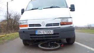 Scene de groază în Bistriţa! Biciclistă gravidă în luna a 9-a, lovită în plin de o dubă, în urmă cu puţin timp. Tânăra a fost târâtă zeci de metri pe asfalt (VIDEO)