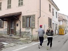 SCENE CUTREMURĂTOARE în Italia! O tânără româncă şi-a abandonat fetiţa nou-născută într-o cutie de carton, printre gunoaie