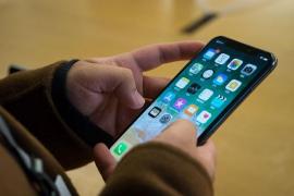 Iphone X, primele probleme. Cei care şi-au cumpărat ultimul smartphone Apple se plâng că nu pot să-l folosească afară!