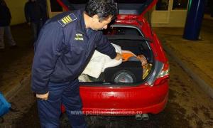 Descoperire şocantă la vama Calafat. Poliţiştii l-au găsit în portbagajul unei maşini cu numere de Anglia, printre haine