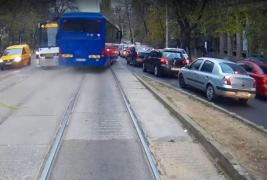 Şoferul autocarului Jandarmeriei care era să facă PRAF un tramvai şi-a aflat pedeapsa (VIDEO)