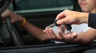 Un adolescent de 16 ani a fost prins la volanul autoturismului tatălui său şi când le-a spus poliţiştilor de ce conduce, agenţii au rămas mască!