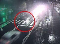 Accident surprins LIVE de camerele de supraveghere! O femeie a murit pe loc în urma impactului - IMAGINI DRAMATICE