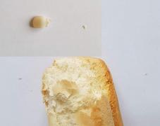 Situație hilară în Maramureș! Elevii unei școli au așteptat 2 luni cornul și laptele, iar, când au venit, o fetiță și-a RUPT dintele când a mușcat din pâinea tare ca piatra (VIDEO)