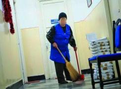 Elevi TERORIZAŢI de femeia de serviciu a şcolii: 'Vine beată la şcoală şi îi ameninţă cu moartea pe copii!'