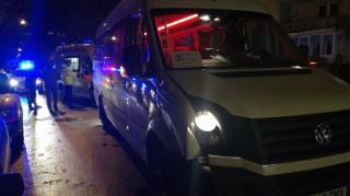 Femeie călcată de un microbuz cu călători la Bistrița, transportată în stare gravă la spital. A țâșnit dintre mașini, șoferul nici n-a apucat s-o vadă