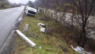 Accident BIZAR la Bistrița. O mașină înmatriculată în Franţa zace de 5 zile cu roţile în sus pe malul Someșului. Nu știe nimeni a cui e sau ce s-a întâmplat