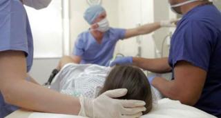 Atac brutal asupra unei tinere românce, gravidă în câteva luni! Un italian a lovit-o cu sălbăticie cu picioarele în burtă până a băgat-o în spital