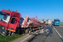 Carnagiu pe şosea, lângă Alba-Iulia! Trei TIR-uri s-au făcut praf pe centura oraşului, după un impact devastator - IMAGINI ŞOCANTE