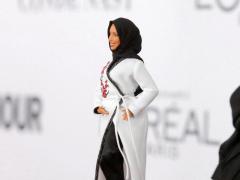 Barbie poartă acum şi voalul femeilor musulmane! Noua păpuşă are pielea închisă, muşchi de atletă şi jihab (GALERIE FOTO)