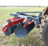 Un bărbat din Tulcea şi-a măcelărit prietenul cu plugul tractorului, uitând că i-a spus să stea în spatele utilajului, să-l ghideze