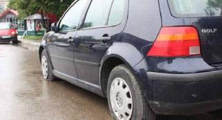 Un tânăr din Timiş a cedat nervos, a pus mâna pe un cuţit şi s-a apucat să înţepe cauciucurile maşinilor parcate "aiurea". A "aranjat" cel puţin 9 maşini!