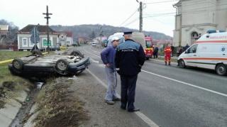 Un şofer de 19 ani, cu permis luat de doar două săptămâni a omorât un bărbat, apoi s-a răsturnat cu maşina, scăpând cu viaţă ca prin minune
