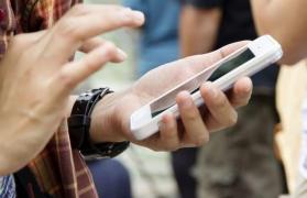 Un hoţ din Caraş Severin i-a accesat Facebook-ul unei frumoase adolescente, căreia îi furase telefonul, şi i-a făcut o propunere HALUCINANTĂ mamei fetei