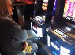 O bătrână de 70 de ani din Iași are PĂCĂNELELE în sânge! După ce a pariat 50 de lei a ajuns direct la spital!