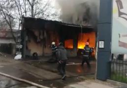 Incendiu devastator în Piteşti. Vulcanizare auto, mistuită de flăcări. Pompierii intervin cu mai multe autospeciale (FOTO)