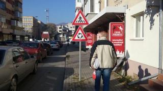 Mai multe persoane din Alba au sfârşit cu capetele sparte sau au suferit răni serioase, după ce s-au lovit de indicatoarele rutiere montate prea jos. Supăraţi, oamenii au început să le distrugă