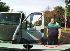 Bărbatul agresiv care a fost filmat ieşind cu bâta în trafic să bată un şofer este poliţist! Autorităţile au demarat o anchetă