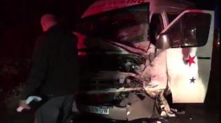 Accident CUMPLIT în Iaşi! Sunt 12 victime, după ce un microbuz cu 15 pasageri a intrat într-un TIR. Plan roşu de intervenţie